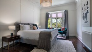 3 bedrooms, iron/ironing board, internet, bed sheets