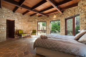4 bedrooms, iron/ironing board, free WiFi, bed sheets - Coomalie House - Mid Century Inspired Luxury (Badger Creek)