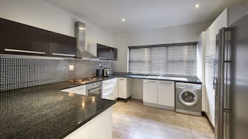 KĂŒhlschrank, Mikrowelle, Ofen, Herdplatte