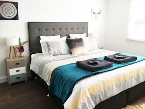 2 habitaciones, escritorio y tabla de planchar con plancha
