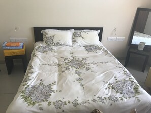 1 bedroom, desk, iron/ironing board, WiFi