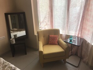 1 habitación, escritorio, tabla de planchar con plancha y wifi