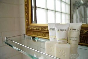 Hiustenkuivaaja, pyyhkeet, saippua, sampoo