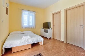 1 habitación, tabla de planchar con plancha, wifi y ropa de cama