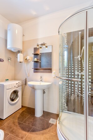 Regadera, secadora de cabello, bidet, toallas