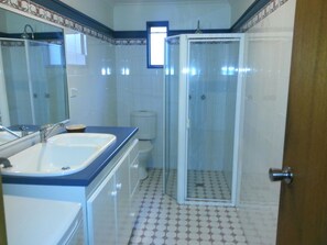 Douche, sĂšche-cheveux, serviettes fournies, savon