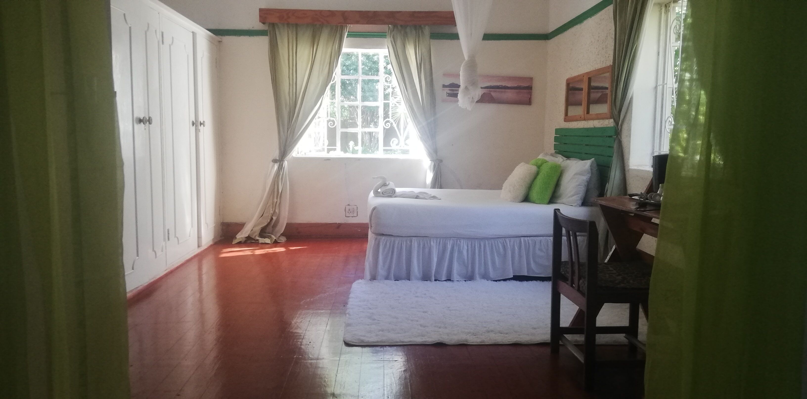 4 habitaciones, escritorio, tabla de planchar con plancha y wifi gratis 