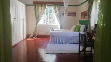 4 Schlafzimmer, Schreibtisch, Bügeleisen/Bügelbrett, kostenloses WLAN