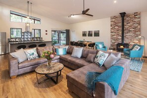 Télévision, cheminée, lecteur de DVD, livres