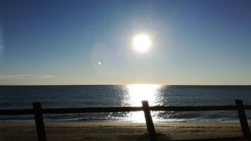Beach nearby, sun loungers, beach towels