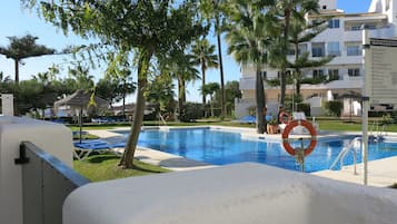 Een buitenzwembad, een verwarmd zwembad