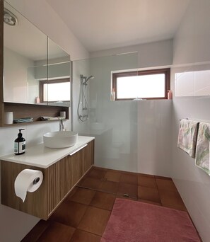 Shower, hair dryer, towels - Cosmopolitan Norwood - City convenience (Norwood)