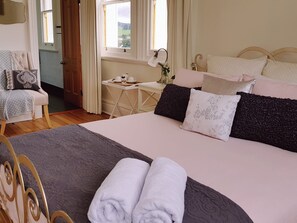 1 bedroom, iron/ironing board, free WiFi, bed sheets - CygnetOldBank- Accommodation, Cafe Escape the everyday, style & bliss (Cygnet)