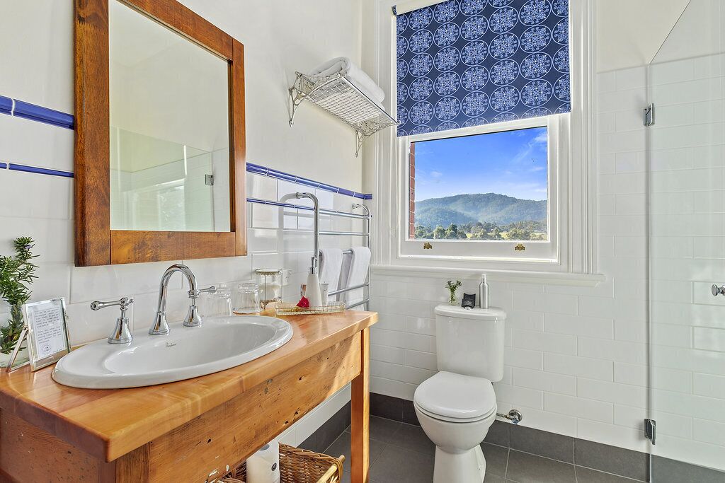 Regadera, secadora de cabello, batas, toallas 