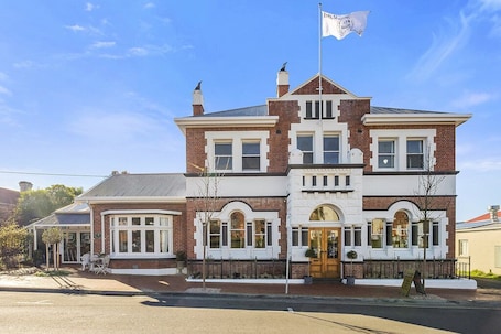 Exterior. CygnetOldBank- Accommodation, Cafe Escape the everyday, style & bliss