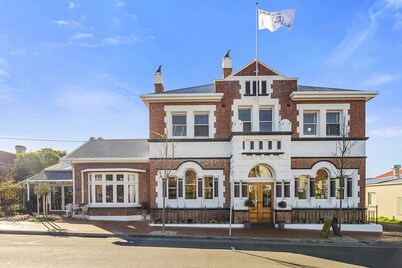 CygnetOldBank- Accommodation, Cafe Escape the everyday, style & bliss