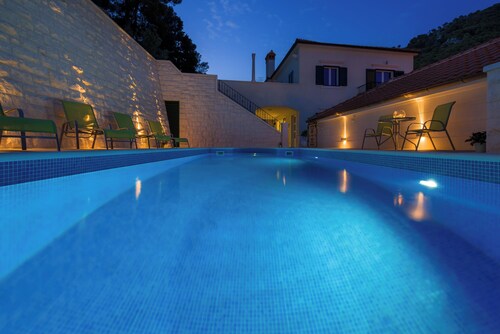 Villa Kogo apartment 8 with a swimming pool, city center Hvar