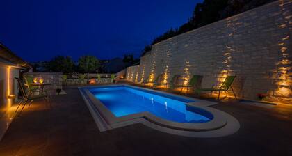 Villa Kogo apartment 8 with a swimming pool, city center Hvar