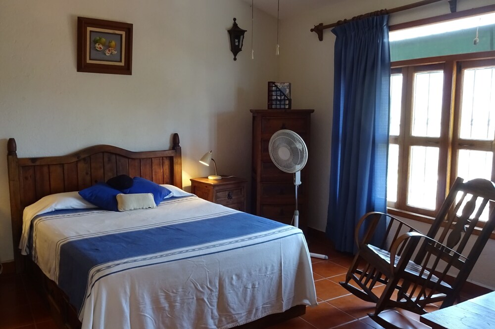Comfort and privacy a short walk from Playa La Ropa