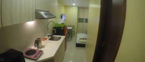 Fridge, microwave, dishwasher, cookware/dishes/utensils