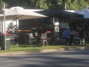 Outdoor dining - Apartment 37 on Lemon (Mildura)