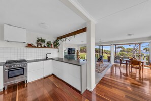 Kylskåp, mikrovågsugn, ugn och spishäll