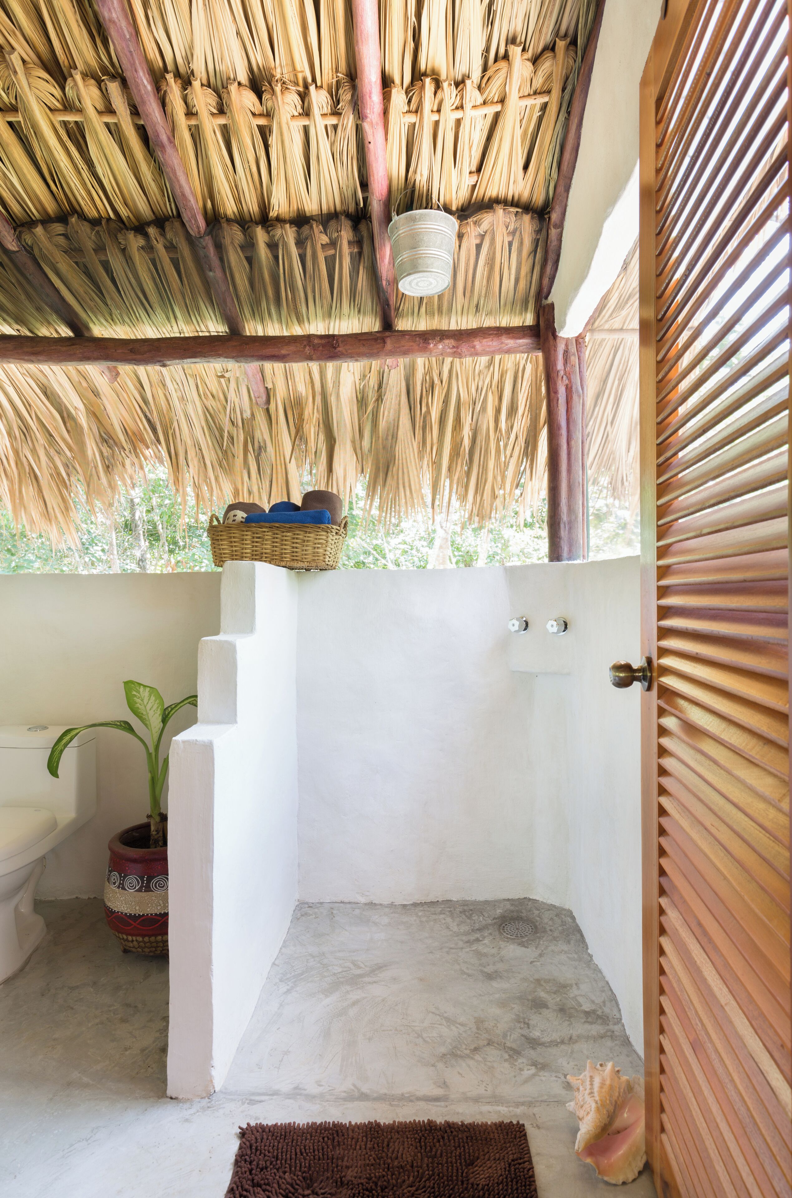 Sèche-cheveux, serviettes fournies, savon, shampoing