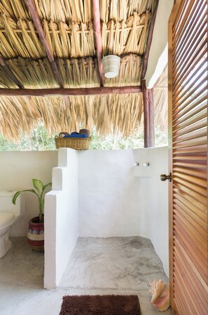 SĂšche-cheveux, serviettes fournies, savon, shampoing