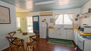Fridge, microwave, oven, stovetop - Kismet Cottage Horseshoe Bay (HORSESHOE BAY)