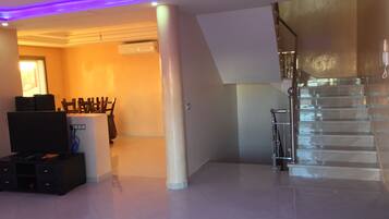 Biệt thự | Khu phòng khách | Smart TV 42-cm có truyền hình vệ tinh, TV