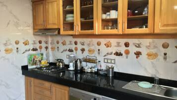 Vila | Dapur pribadi | Lemari es besar, microwave, oven, dan ketel listrik