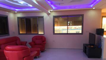 Biệt thự | Khu phòng khách | Smart TV 42-cm có truyền hình vệ tinh, TV