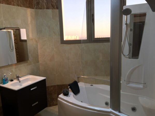Villa | Badezimmer | Duschwanne, Handtücher