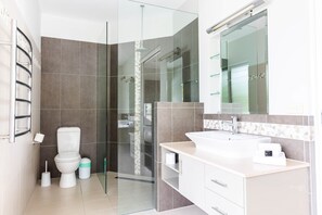 Dusj, hårføner og håndklær