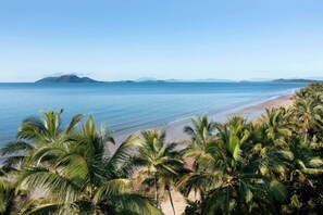 Chaises longues, serviettes de plage