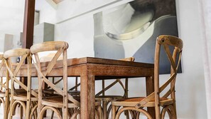 Un comedor con una mesa y sillas de madera.