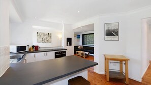 Microwave, oven, stovetop, dishwasher - Copa Beach House - Family (COPACABANA)