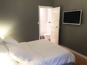 1 slaapkamer, een strijkplank/strijkijzer, wifi, beddengoed