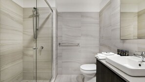 Articles de toilette gratuits, sĂšche-cheveux, serviettes fournies