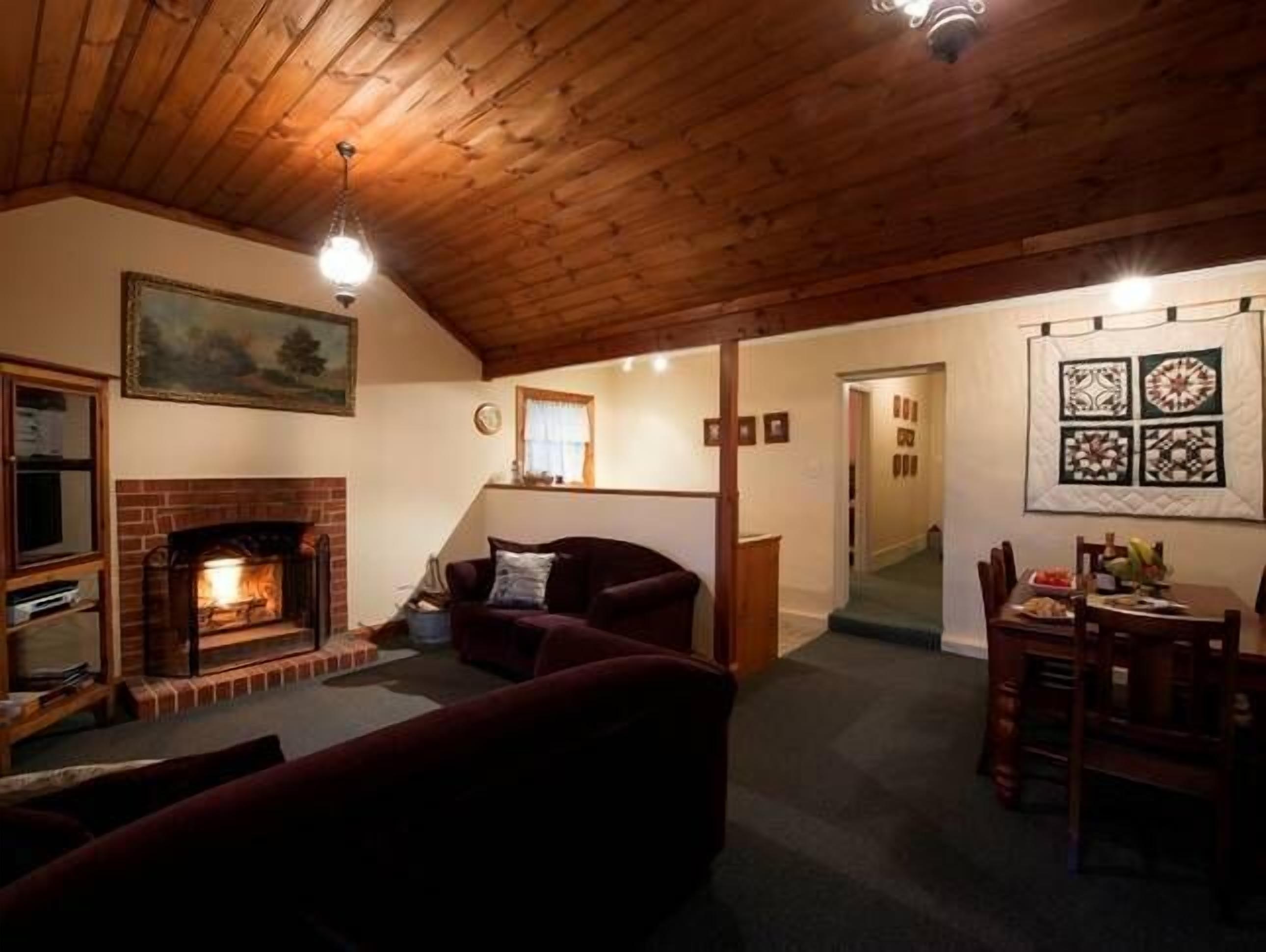 Enerby Farm Cottage - located at Cockatoo Valley