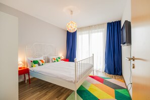 2 bedrooms, iron/ironing board, WiFi, bed sheets - Energic Apartment w/ 2 BR Near Coresi Mall – 5 Min Walk (Brașov)