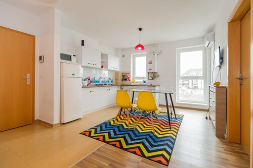 Energic Apartment w/ 2 BR Near Coresi Mall – 5 Min Walk