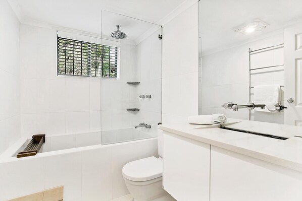 Combined shower/tub