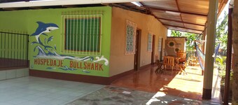 hospedaje Bullshark en las cercanias de ojo de agua una piscina natural.