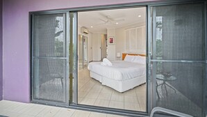 Un dormitorio con cama, una silla y una mesa.