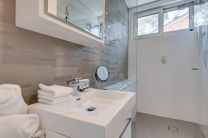 Dusche, Haartrockner, Handtücher
