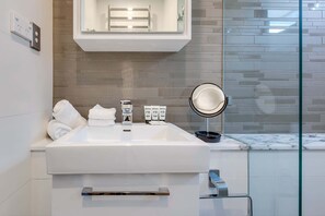 Shower, hair dryer, towels
