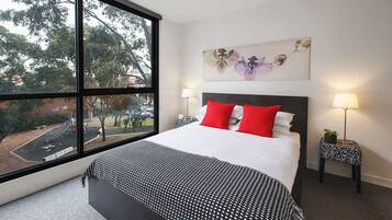 2 bedrooms, desk, iron/ironing board, WiFi