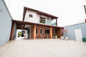 Exterior - Best location in Caraguá with pool - 5 bedrooms - Up to 20 people (Centro)
