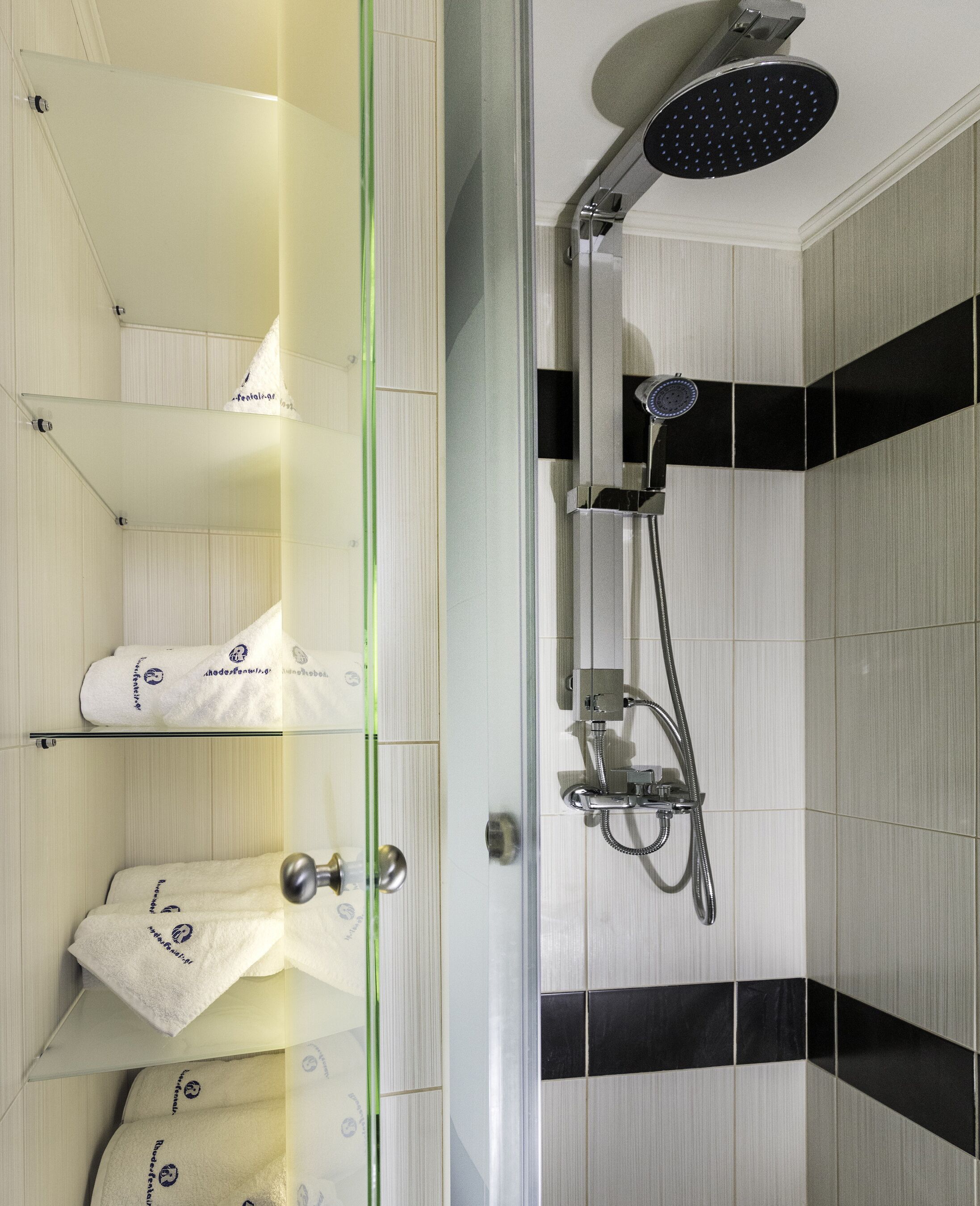 Een douche, een haardroger, handdoeken, toiletpapier